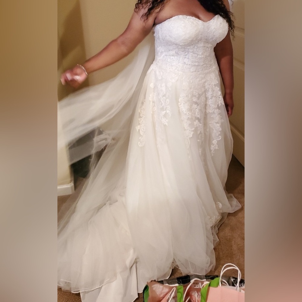 Wedding dress - Picture 3 of 5